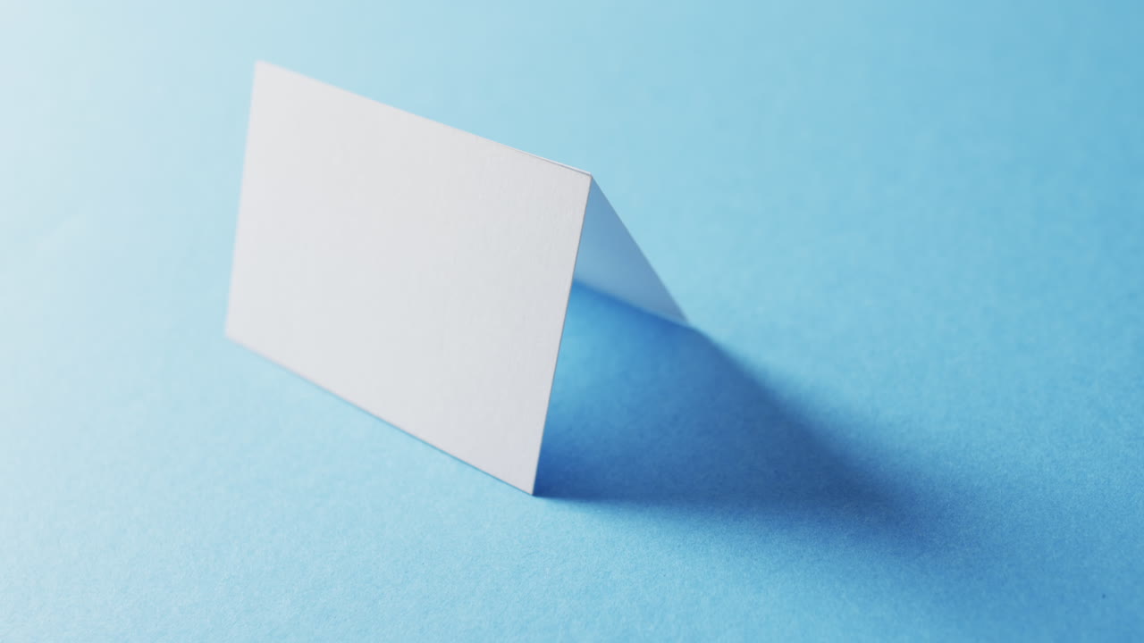 파란색 배경에 두 개의 빈 색 비지니스 카드, 복사 공간, 느린 동작