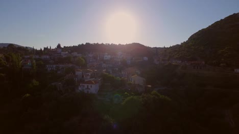 Antena:-Un-Pequeño-Pueblo-En-Las-Montañas-De-Samos,-Grecia