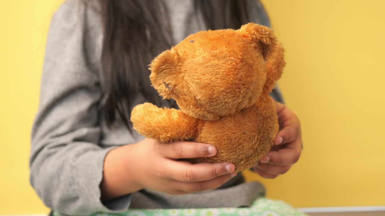 테디 베어를 들고 있는 아이