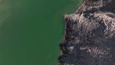 Luftaufnahme,-Absteigend-Zum-Sau-Reservoir,-Blaugrüner-Fluss-Ter-Küstenlinie-Mit-Blick-Auf-Das-Gebirgstal
