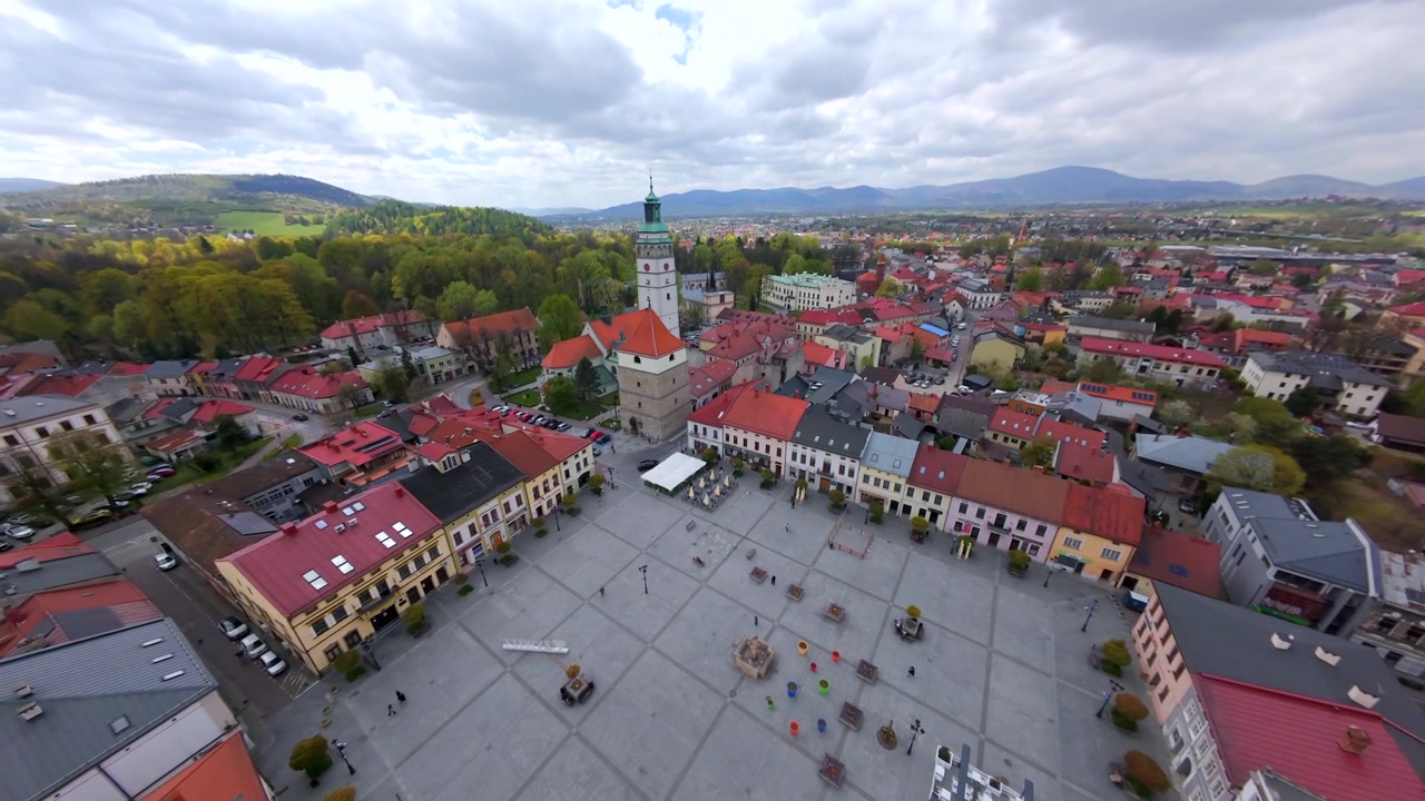 Panoramiczne ujęcie FPV w zwolnionym tempie Żywca. Odsłonięty unikalny charakter rynku