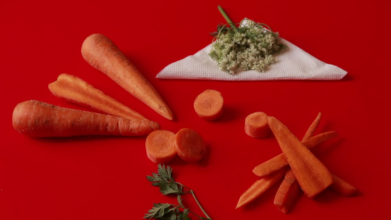 Morot med blad isolerad på röd bakgrund, utskuren