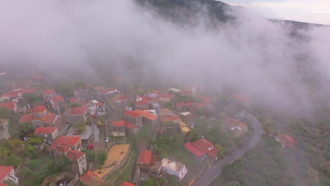 Yeşilliklere ve alçak bulutlara gizlenmiş Lagkada köyünün kuşbakışı görüntüsü, Yunanistan