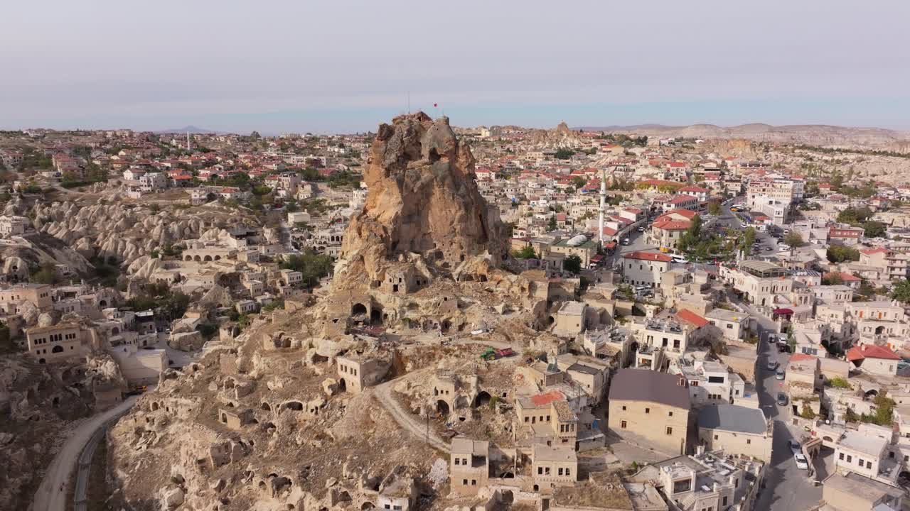Ortahisar Kalesi ile birlikte peri bacası manzarasının havadan görünümü.