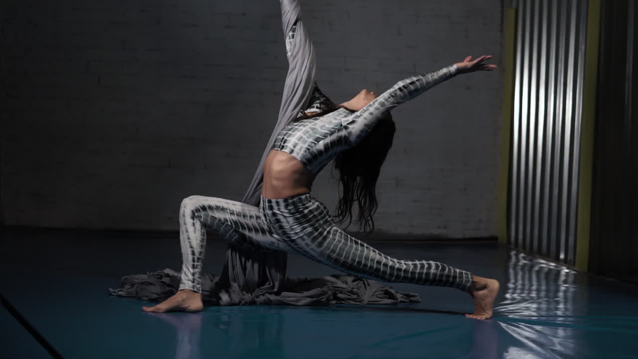 acróbata femenina del circo estirando sus músculos antes de una actuación