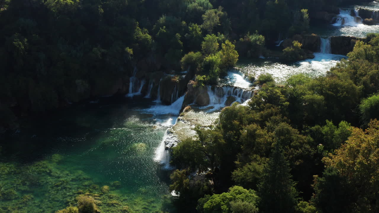 cascada skradinski buk rodeada de vegetación verde en croacia