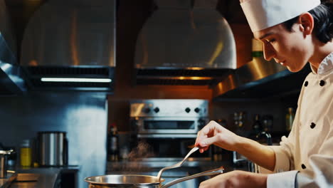 chef preparando comida en la cocina de un restaurante