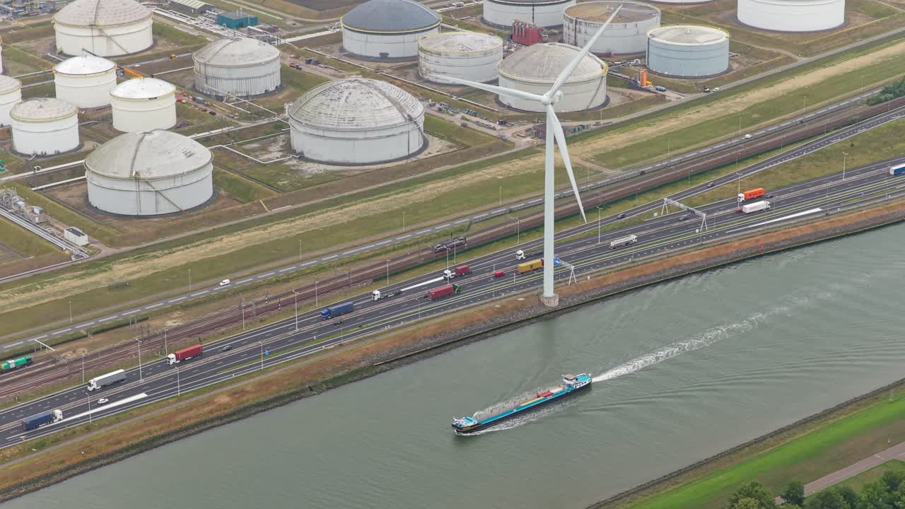 ドローン俯瞰空撮：風力タービンが立つ石油化学製品貯蔵施設、オランダ