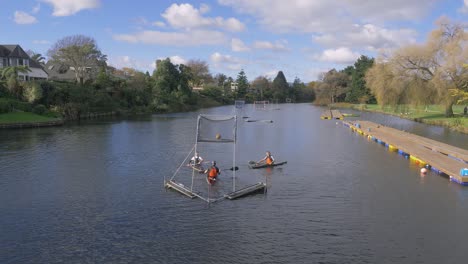 3-Jugadores-De-Polo-En-Canoa-Practicando-Tiro-Al-Arco-En-Una-Laguna-Residencial