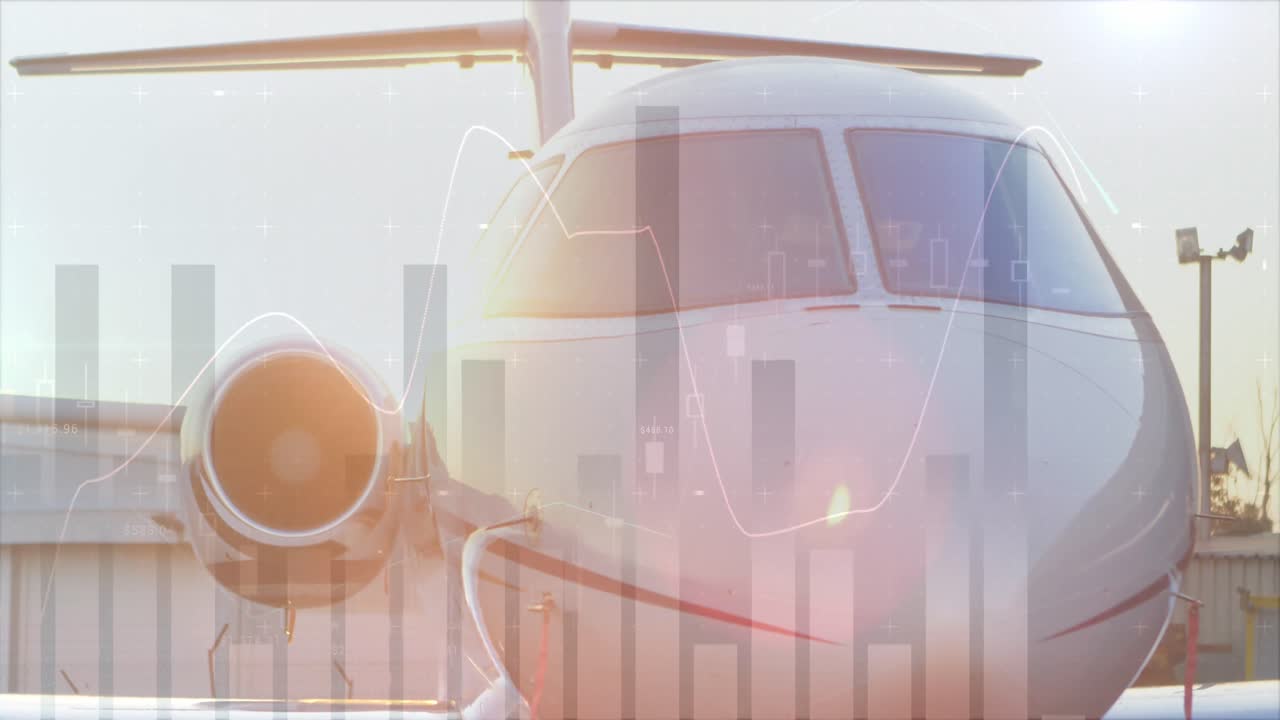 夕焼けの空港に駐機された飛行機 4K