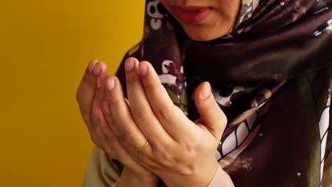 muslim woman praying