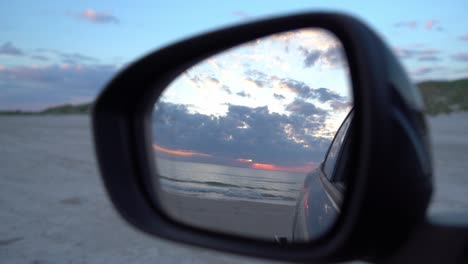 vista en espejo de la puesta de sol sobre el mar