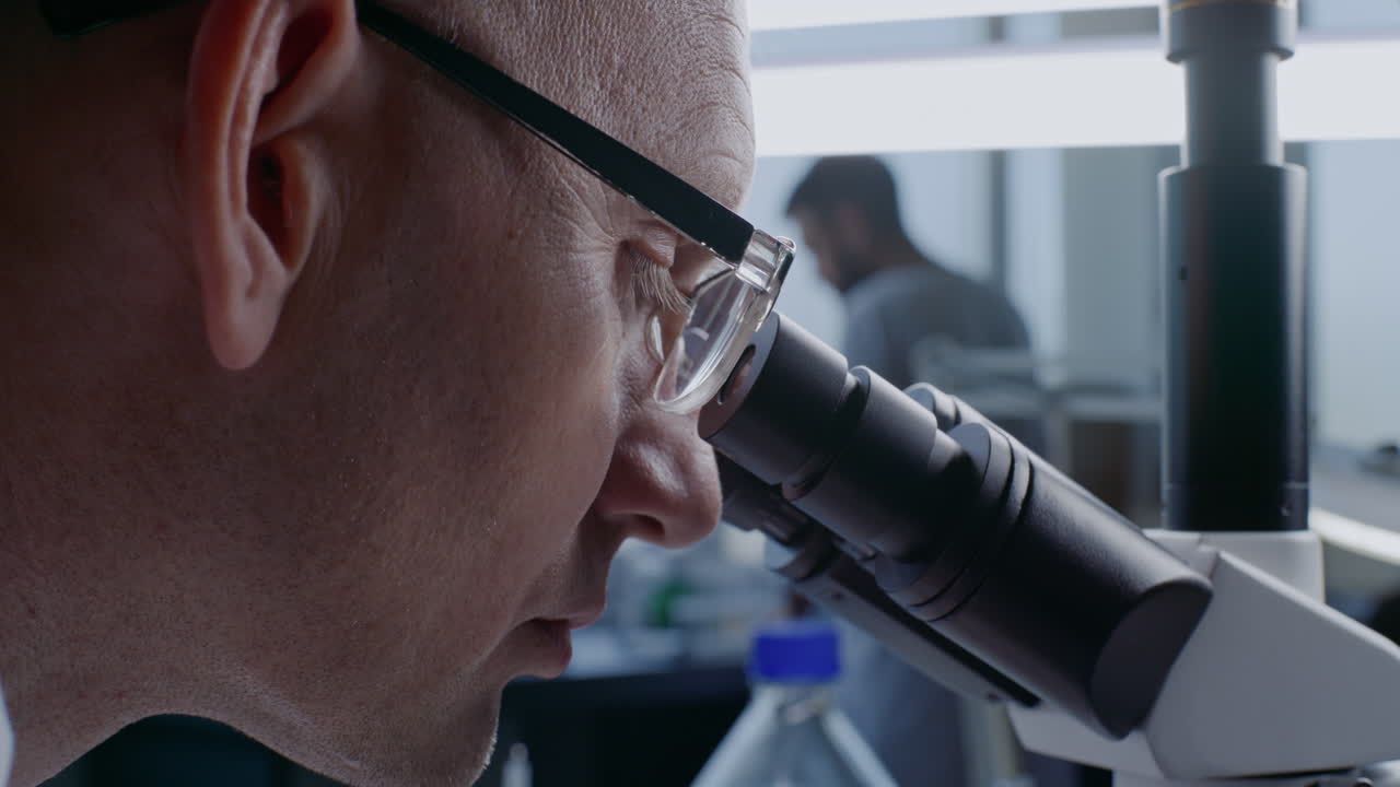 현미경을 사용하는 과학자