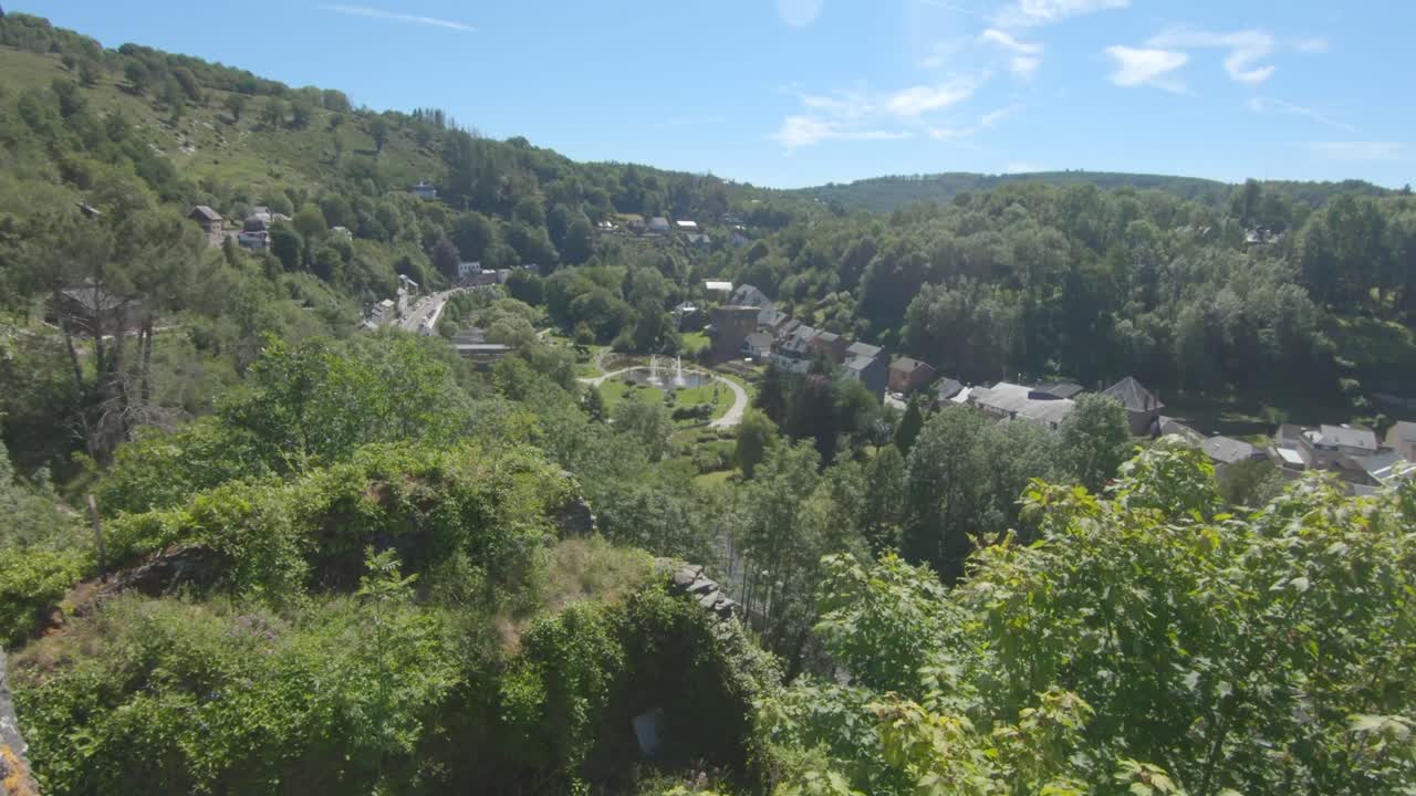 vista clara de las fuentes en le parc de rompré y el paisaje de la roche en ardenne, ardenas, blegium, europa, 4k, 50fps