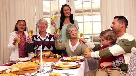 Familia-De-Tres-Generaciones-Cenando-Juntos-De-Navidad