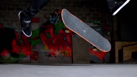 Nahaufnahme-Eines-Skaters,-Der-Einen-360-Flip-Trick-Macht