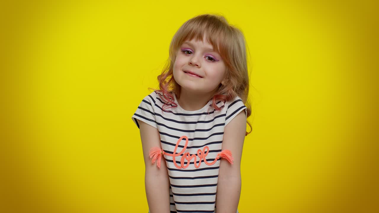 счастливый веселый мальчик ребенок девочка очень одобряет ваше предложение, покачивая головой одобрительно как предложение