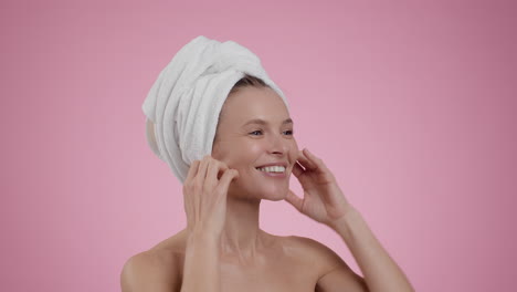 frau, die eine gesichtsmassage durchführt