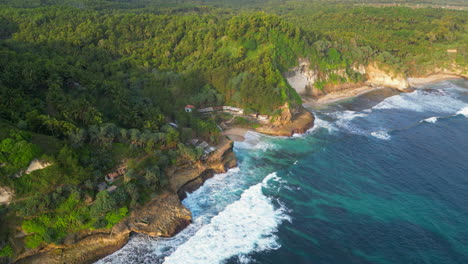 Wellen-Krachen-In-Die-Abgelegene-Küste-Von-Banyu-Tibo-In-Der-Nähe-Von-Pacitan,-Indonesien