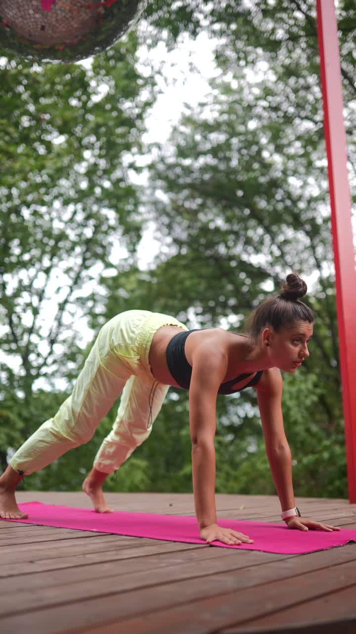 mujer haciendo yoga al aire libre
