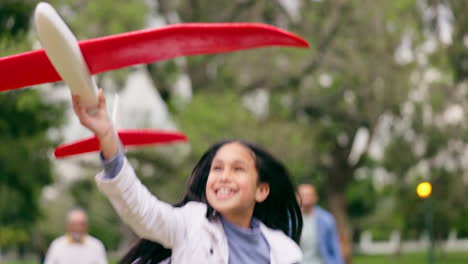 avión, jugando y niño en el parque con los padres