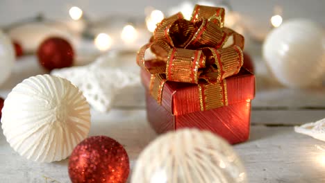decoración navideña y caja de regalos