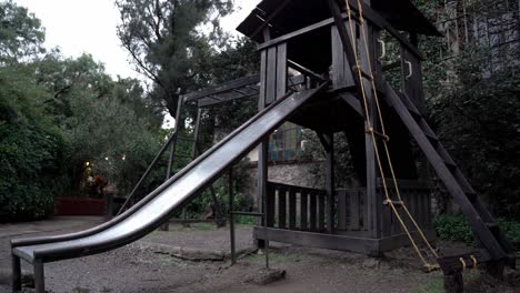 Parque-Infantil-En-El-Patio-Trasero-Por-La-Noche