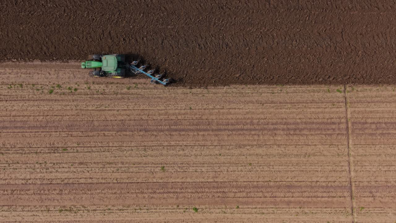 Trattore agricolo al lavoro all'inizio della stagione della semina, vista drone