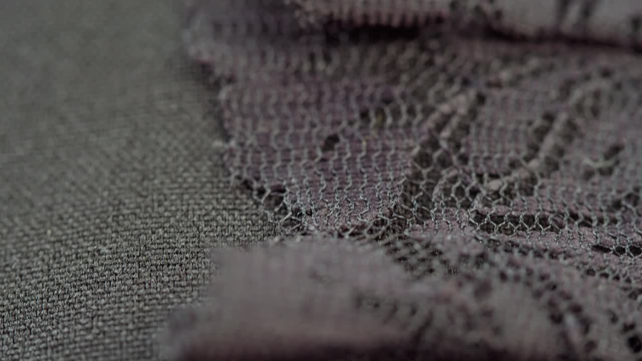 encaje negro ruffles de primer plano. costura vestido de noche guipure. sastrería hecha a mano, concepto de ropa profesional. fondo abstracto