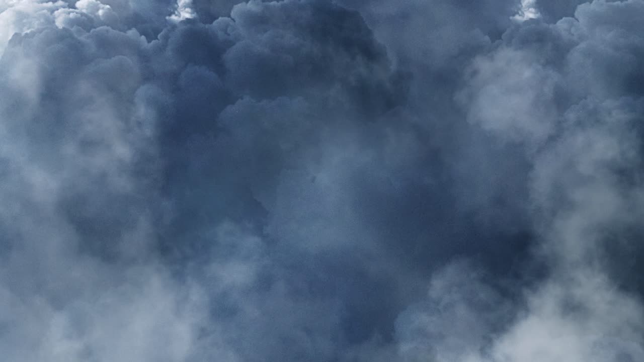 gruesas y móviles nubes cumulonimbus en el cielo azul se convirtieron en una tormenta