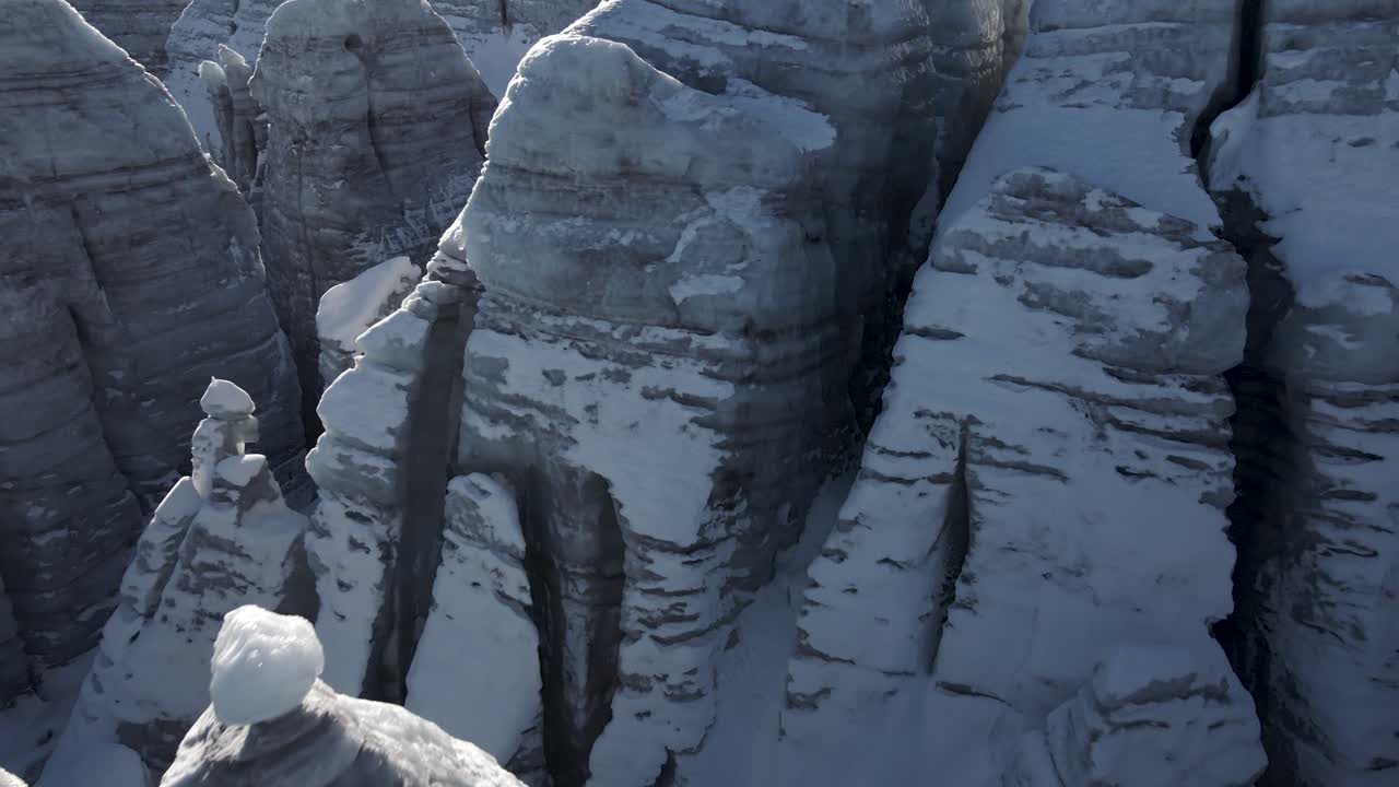tiro de drone entrando en las grietas de hielo del glaciar buerbreen en folgefonna