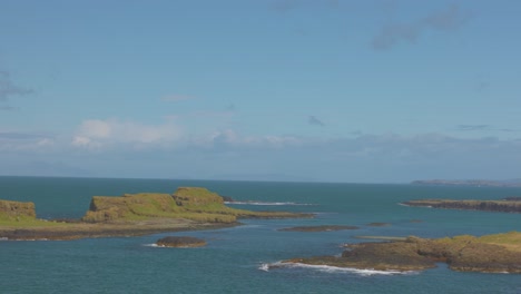 Langsame-Schwenkaufnahme-Zeigt-Ein-Segelboot,-Das-An-Den-Treshnish-Inseln-Angedockt-Ist