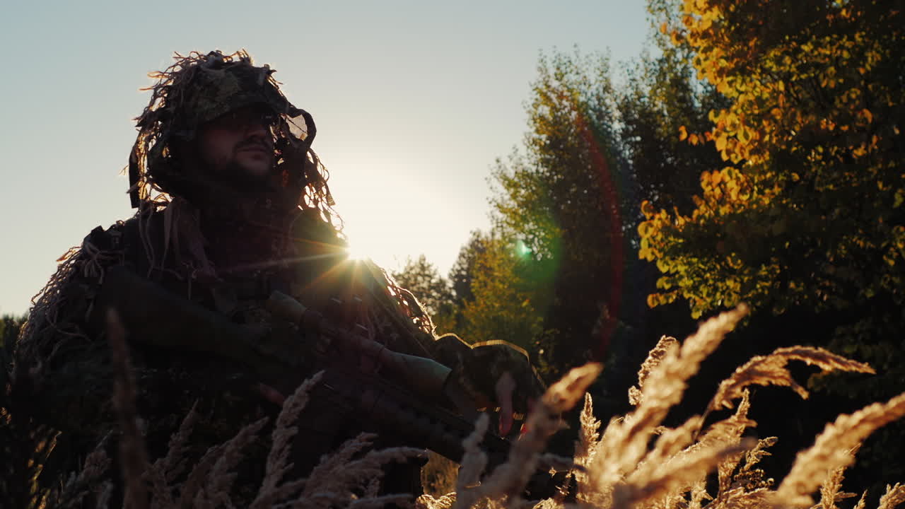 jugador airsoft apuntar a un rifle de francotirador con mira óptica