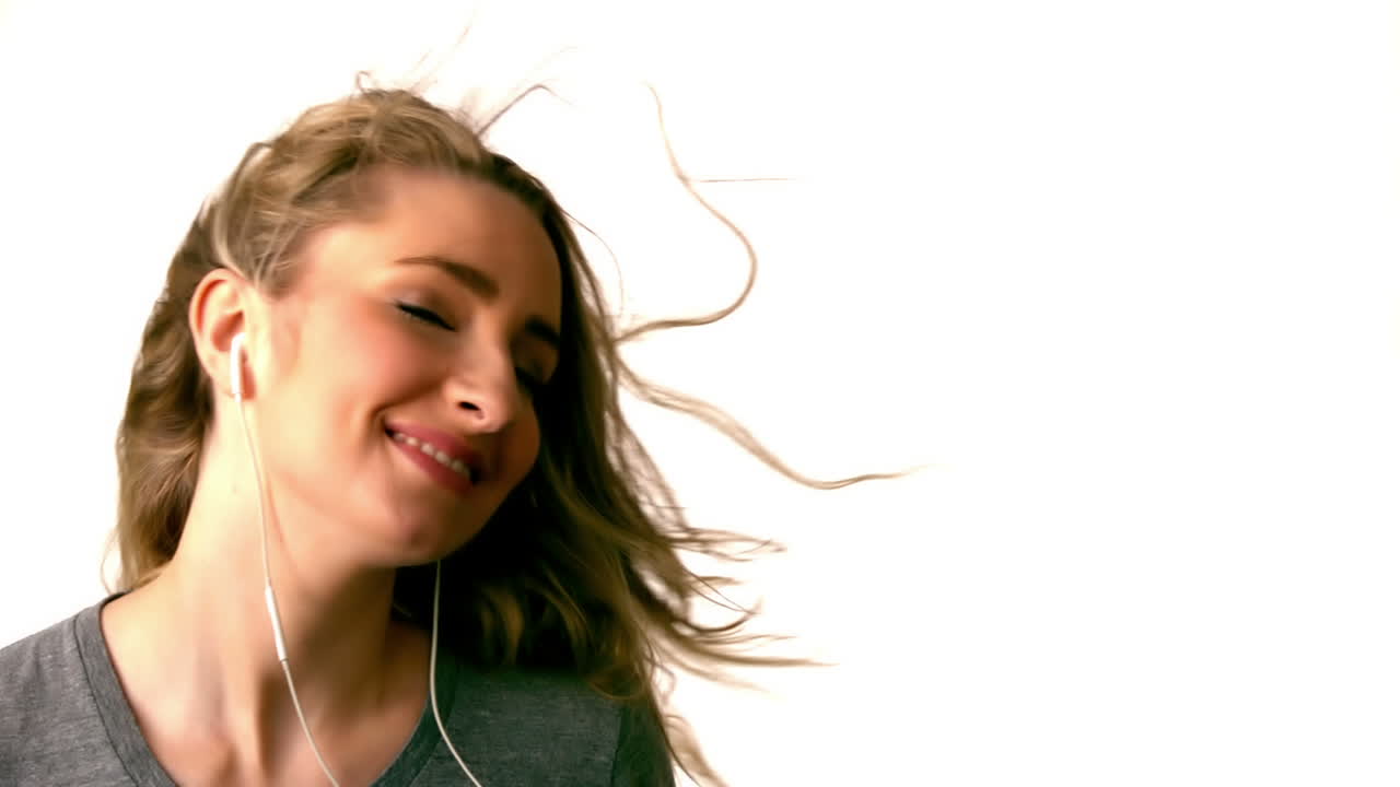 bonita rubia escuchando música con su teléfono inteligente
