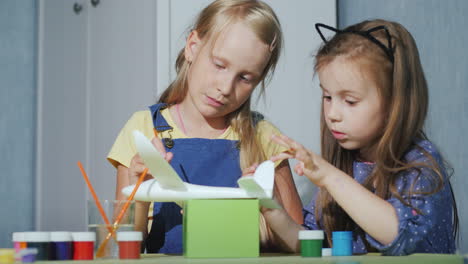 Zwei-Kinder-Malen-Zusammen-Das-Modell-Der-Flugzeugentwicklungsspiele-Für-Kinder-4k-Video