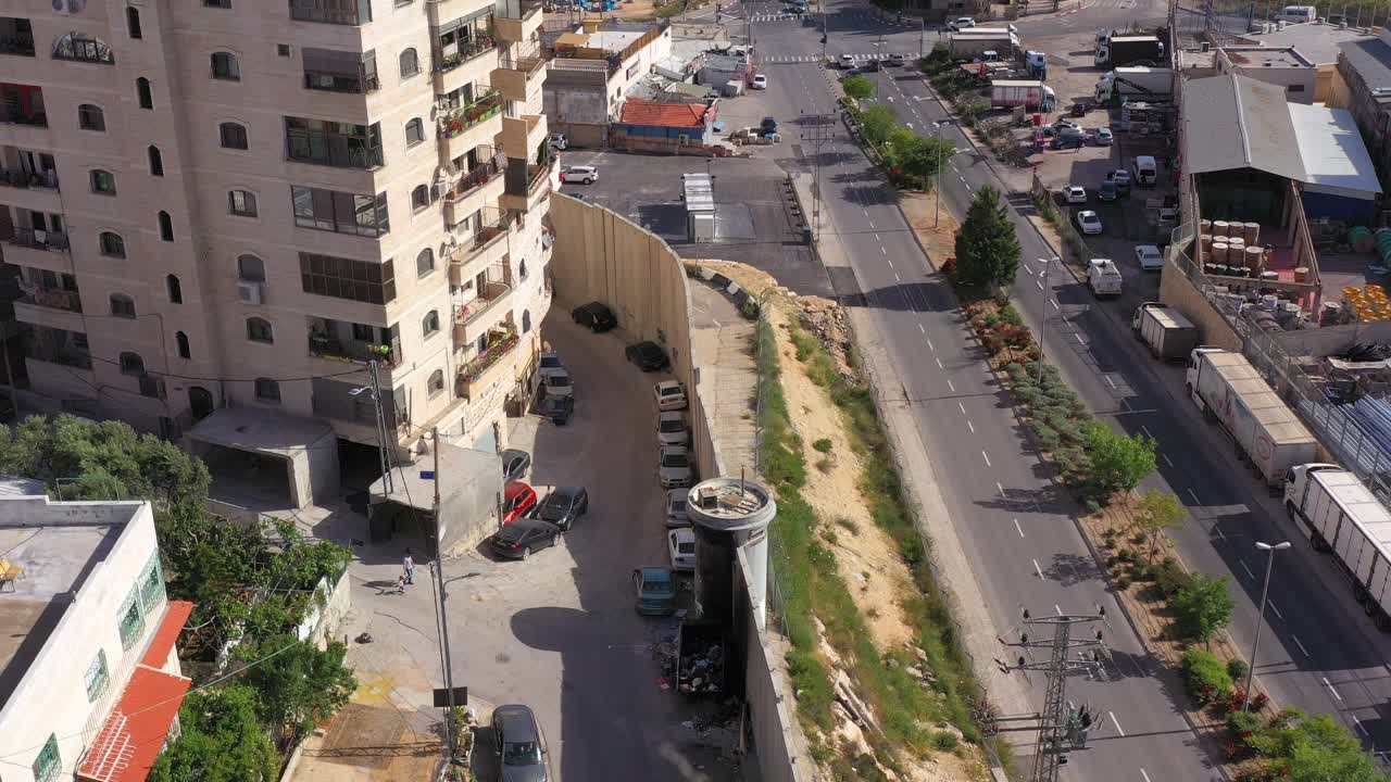 Vista aerea di paesaggio urbano con edificio, strada e barriera di separazione