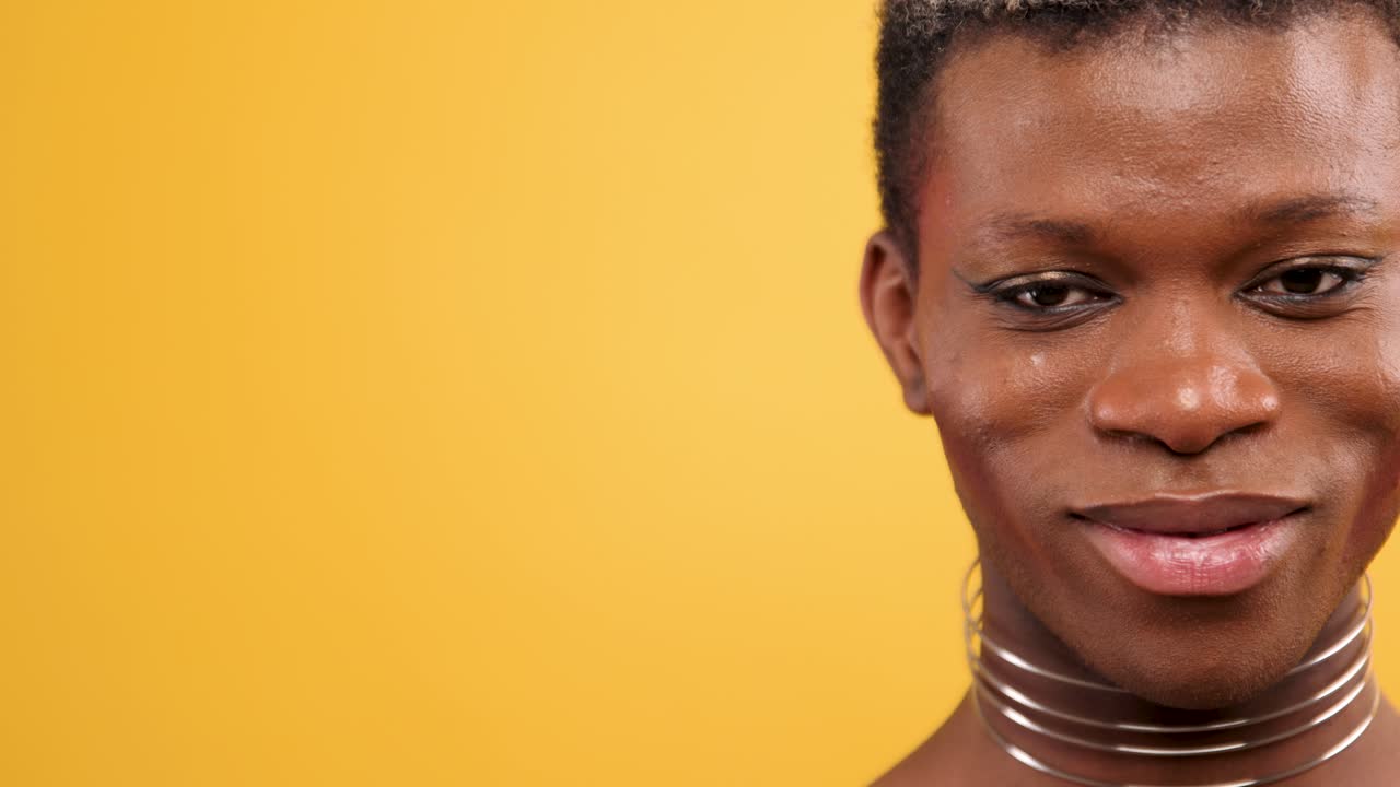 Primo piano di persona africana con eyeliner e choker sorridente