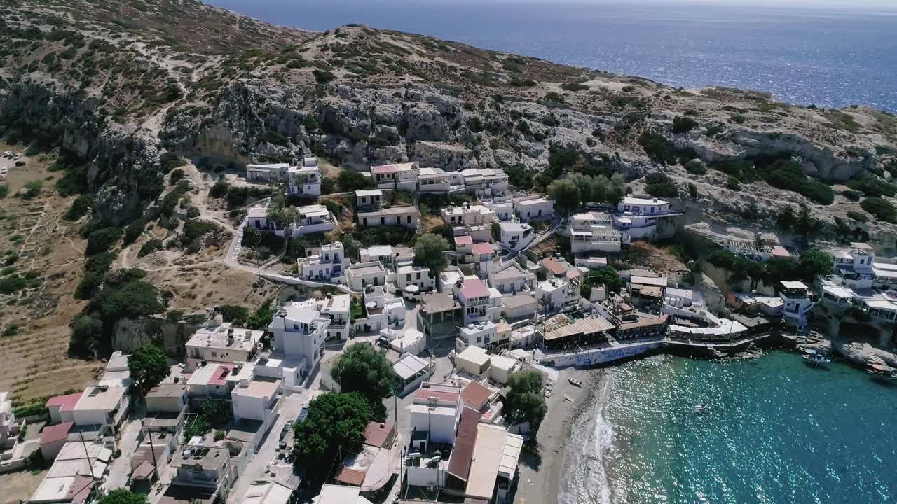 hermosa vista desde un dron volando sobre la playa y la bahía en matala creta grecia