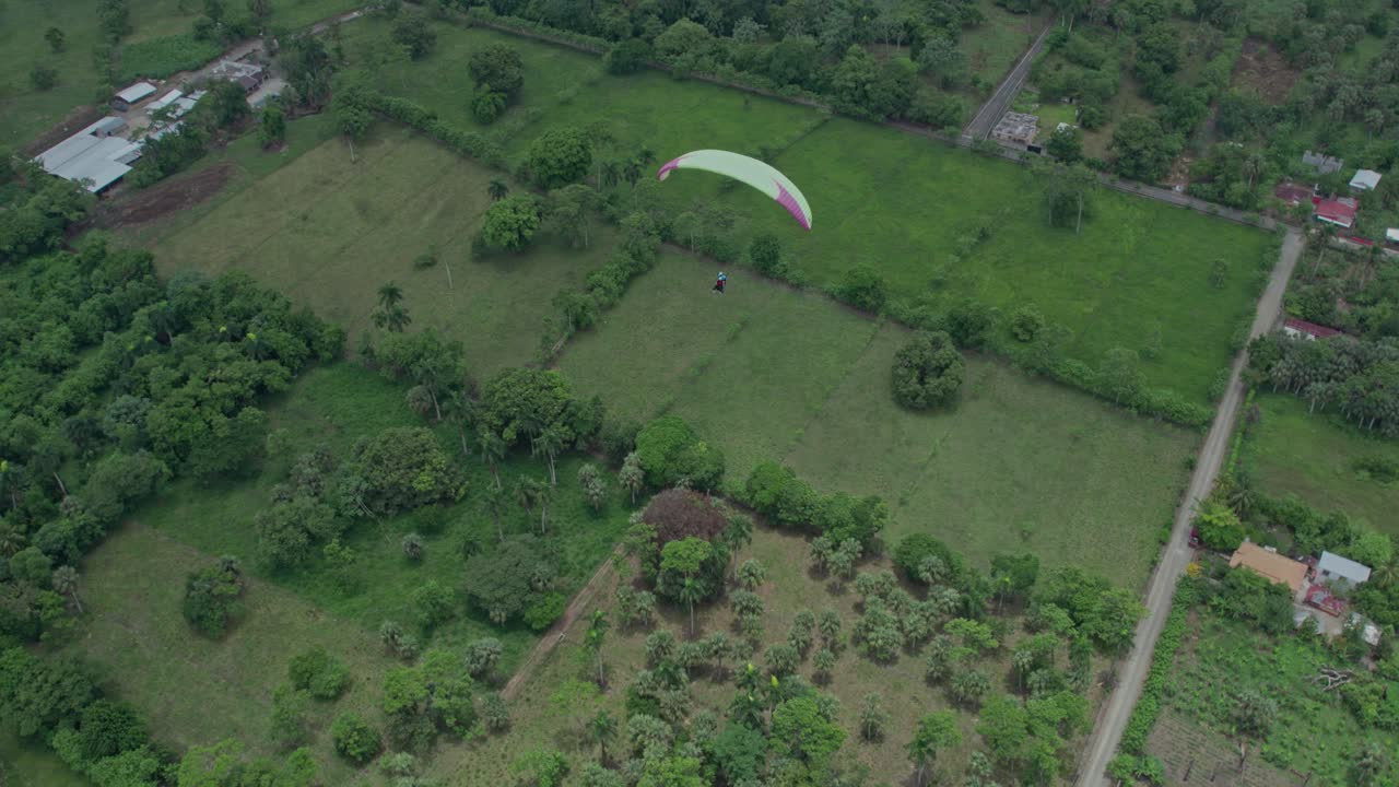 도미니카 공화국의 산에서 패러글라이딩