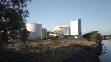 Señal-De-Oleoducto-Submarino-En-El-Arroyo-Con-La-Autopista-Del-Aeropuerto-De-Sydney-Y-El-Coche-Pasando-En-El-Fondo