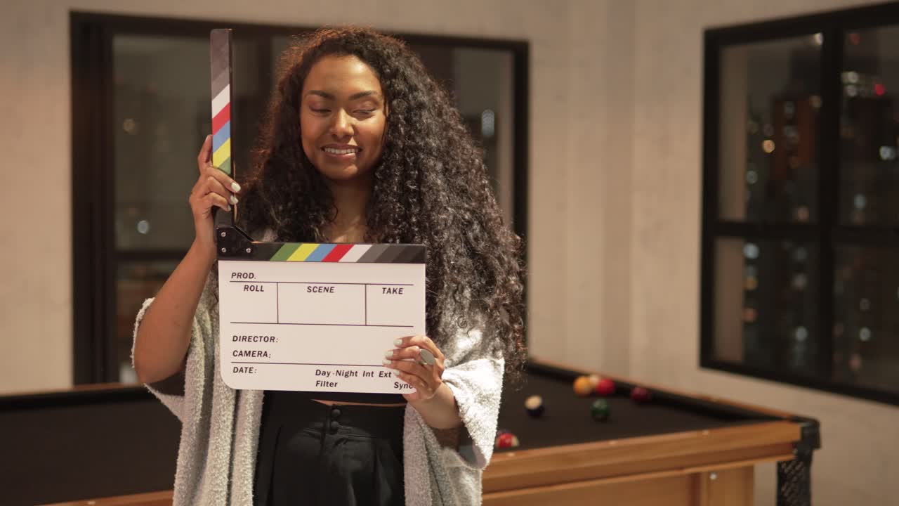 hermosa mujer negra feliz sonriendo clapperboard casa del cine