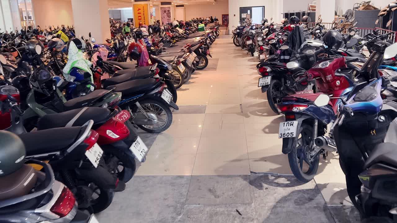 쇼핑몰 에서 오토바이 를 주차 하는 것