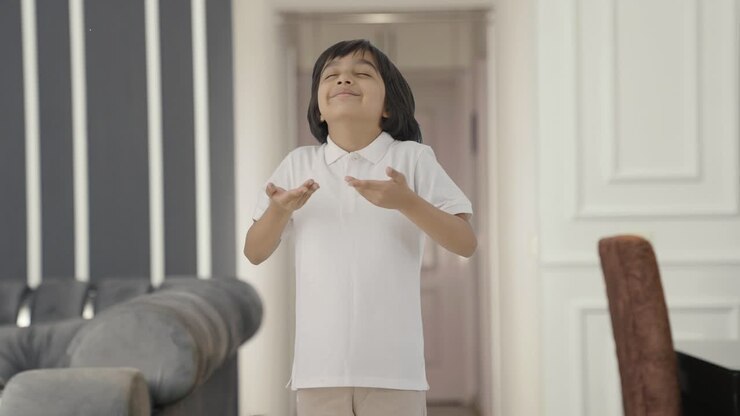 niño indio haciendo ejercicio de inhalar y exhalar