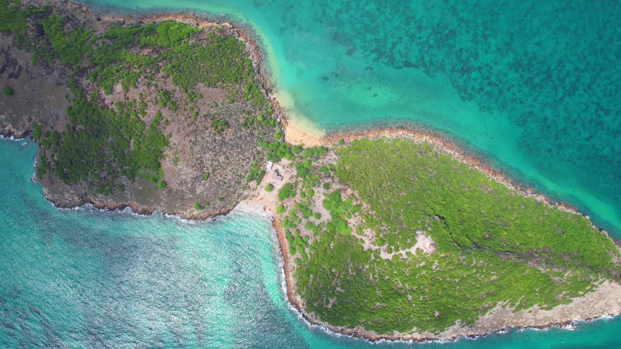 Luftaufnahme aus der Vogelperspektive, die sich in einer spiralförmigen Bewegung über Ilheu das Cabras (Ziegeninsel) und das türkisfarbene Meer in São Tomé e Principe, Afrika, hinabsenkt