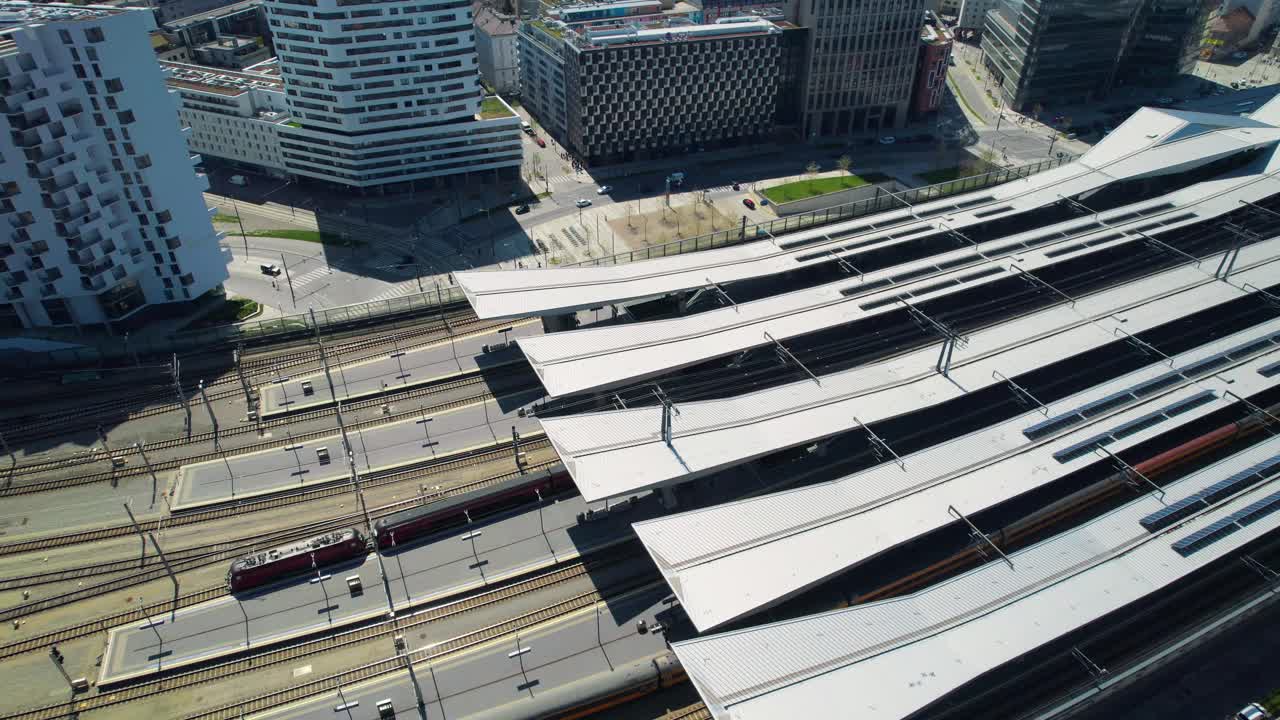 비엔나 중앙역, 철도 및 열차 트랙, 공중 전망, 비엔나 하프트바흐노프 플라이오버, 비엔나 시의  ⁇ 빛 날