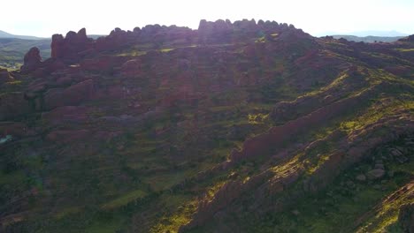 drone aéreo disparado sobre las formaciones rocosas de mirador de bandurrias en perú