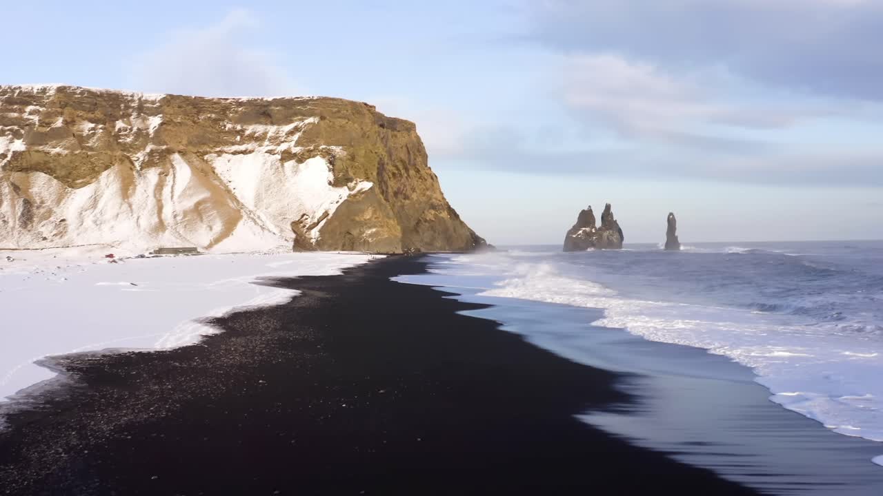 4k 드론, 게루베르크 절벽의 극적인 풍경과 북유럽 해의 공중 영화 촬영, 바가로 향하는 파도가 하 눈 풍경에 도달하려고 노력하는