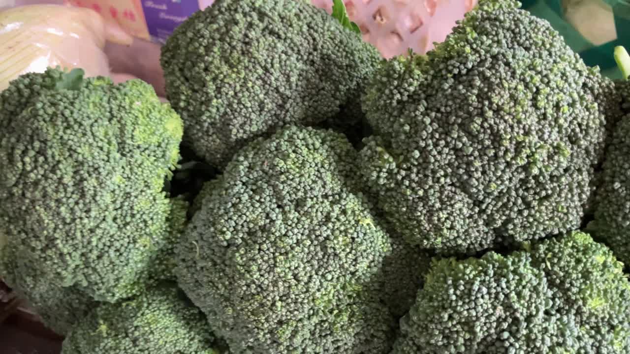 Video ravvicinato di broccoli freschi biologici.