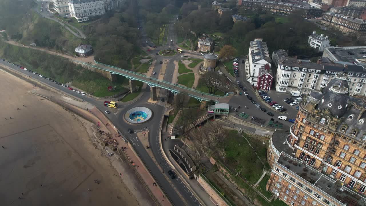 vista aérea del puente del acantilado, anteriormente conocido como el puente del spa, un puente peatonal en scarborough, yorkshire del norte, inglaterra - disparo de drones