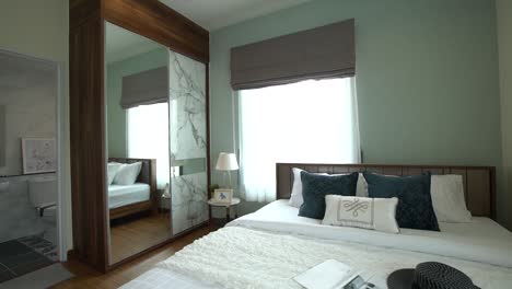 diseño interior de dormitorio principal moderno y simple, luz del día